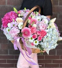 Композиция солнечный день в Полесске Цветочная композиция из Розы, Хризантемы, Пионы и Лизиантусы в корзине в Полесске