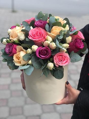 Цветочная композиция из Розы в шляпной коробке в Полесске