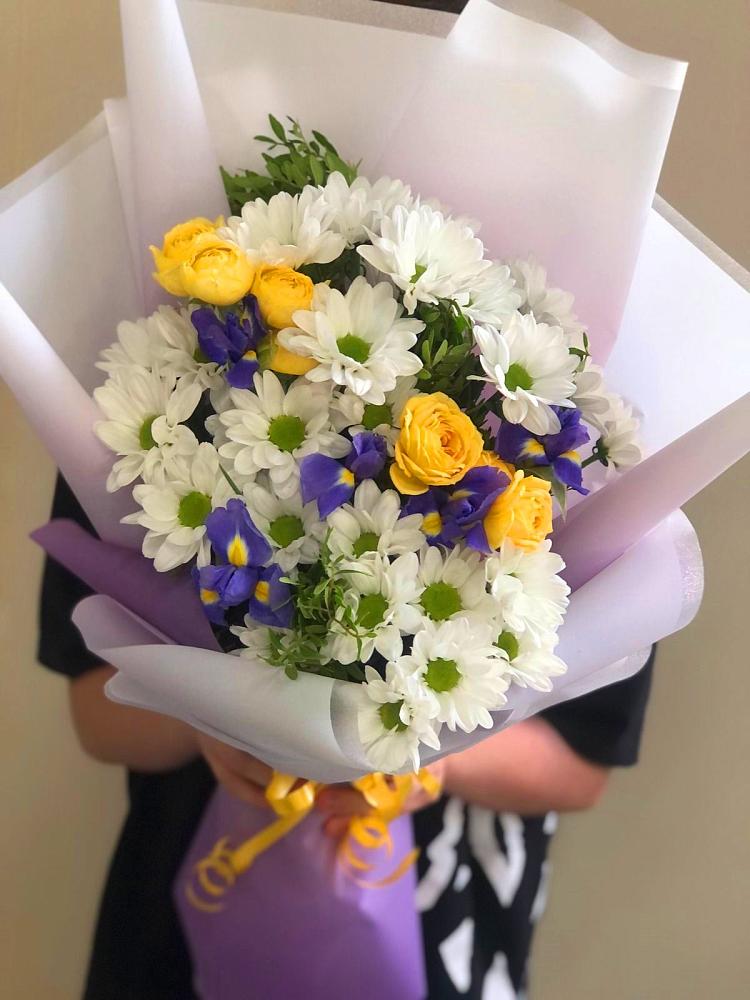 Букет цветов из: Ирисы, Хризантемы и Розы в Полесске