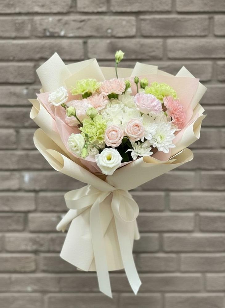 Букет цветов из: Гвоздики, Розы, Лизиантусы и Хризантемы в Полесске