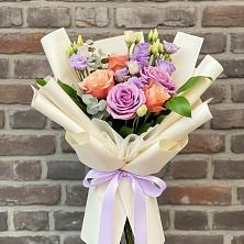 Букет цветов из:  Лизиантусы и Розы в Полесске