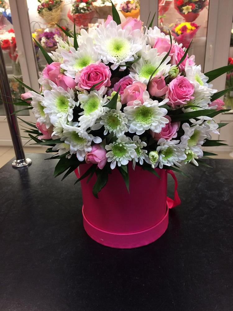 Цветочная композиция из Розы и Хризантемы в шляпной коробке в Полесске