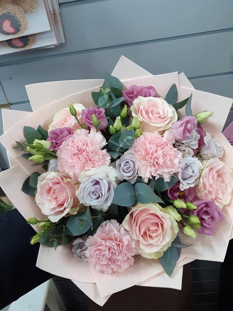 Букет цветов из: Розы, Гвоздики и Лизиантусы в Полесске